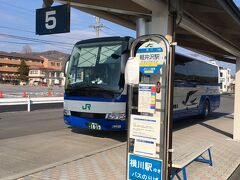温泉で45分ほど過ごし、また路線バスで中軽井沢駅まで。しなの鉄道に乗り換えて1駅で軽井沢駅に。横川駅まで碓氷峠越えのJRバスに乗ります。IC可520円。