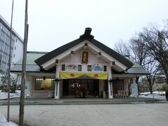 八甲田丸より歩くこと約15分、善知鳥（うとう）神社へやって参りました。

◎主祭神
多紀理毘売命（たきりびめのみこと）
市寸嶋比売命（いちきしまひめのみこと）
多岐都比売命（たきつひめのみこと）

いずれも福岡県・宗像大社の御祭神で、天照大御神と須佐之男命（すさのおのみこと）の誓約（うけい）によってお生まれになった女神です。
話は三貴子（みはしらのうずのみこ）の話の続きです。
父の意に反し、亡き母が住む”根の国”へ赴くため、別れの挨拶をしに高天原へ上った須佐之男命。
姉である大御神は攻めてきたと勘違いをし、武装して弟を迎えます。
誤解を解くために須佐之男命は誓約（占い）をし、大御神が須佐之男命の剣をかみ砕いて、息を吹くと先ほどの女神がお生まれになりました。
続いて、須佐之男命が大御神の勾玉を同じようにすると天忍穂耳命（あめのおしほみみのみこと）など五柱の男神がお生まれになりました。
須佐之男命は「優しい女神が生まれたので自分には邪心がない」とおっしゃり、大御神は弟を許します。
しかしながら、このあと須佐之男命が皮をはいだ馬を機織り小屋に投げ込み、織女が犠牲になるという暴挙をしでかすため、天岩戸→須佐之男命が高天原から追放→ヤマタノオロチ退治という流れになるわけです。

◎神社の歴史
第十九代・允恭天皇の御代（西暦412～453）、この地を平定した善知鳥中納言安方（うとうちゅうなごんやすかた）卿により創建。
安方卿はこの地の住民に漁業や農耕などの生業を教えた御仁でもある。
大同2年（807）坂上田村麻呂大将軍により再興。
南部・津軽など歴代領主からの崇敬も篤く、明治9年（1876）県社に指定。




