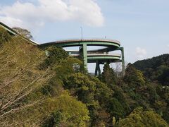 国道４１４号線の河津七滝ループ橋（正式名称：七滝高架橋）を下ってすぐに河津七滝温泉方面への道路に入ります。