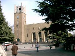 　２００１年３月２４日　ＪＲ高田馬場駅から早稲田大学へ。キャンパスに入ると大隈記念講堂。
