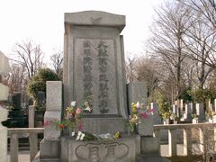 　雑司が谷霊園まで歩き、夏目漱石の墓を見てきました。
