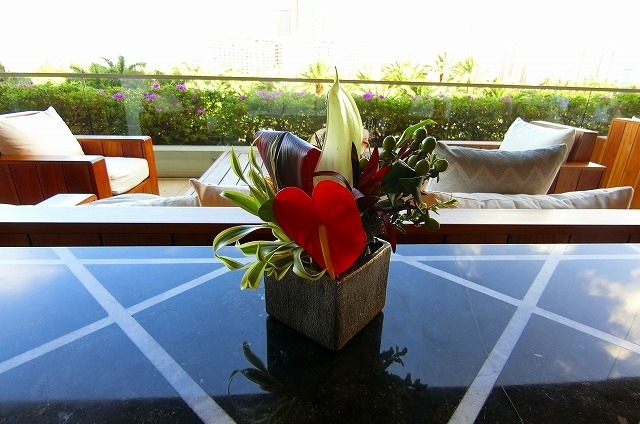 ロビーを抜けてプールに行ってみると・・・