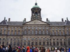 こちらはダム広場にある王宮。
この広場も人がすごい。
アムステルダムは人、人、人です。
