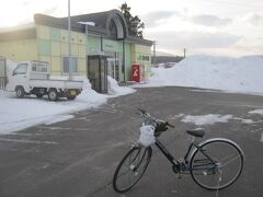 和寒駅に到着。
この時期は正直自転車の置き場に困る…。

通常なら奥に見えている雪山の辺りが駐輪場となっているが、冬は雪捨て場。

屋根のある比布駅の駐輪場が羨ましい…。