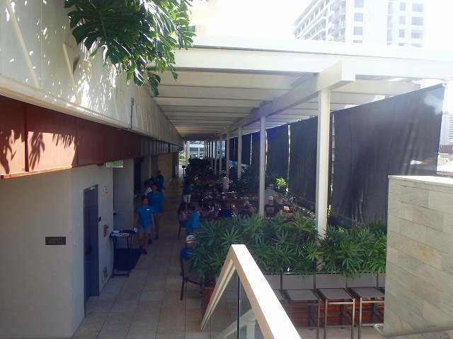 プール横の一段下がったところには<br /><br />朝食ビュッフェがある「陰陽カフェ」があります。