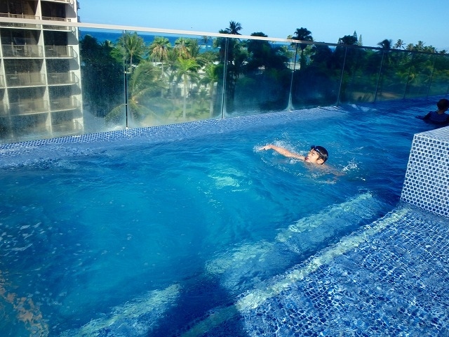 朝のプールで気持ちよさそうに泳いでるT君