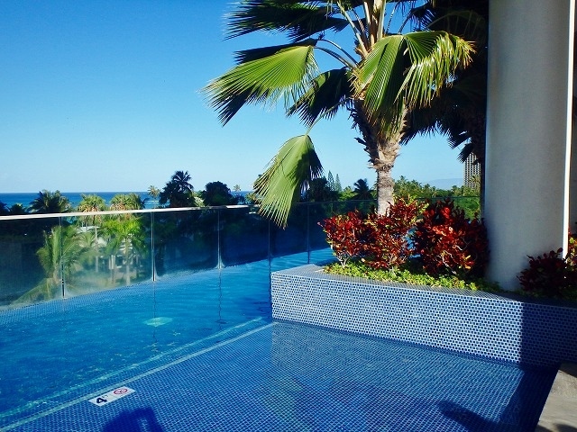 最後までプールで楽しめてヨカッタネ～(^^)<br /><br />泳ぎおさめしたあとは<br />お部屋に戻って帰り仕度。<br /> <br />12：00<br /><br />チェックアウトを済ませて<br /><br />タクシーで空港へ向かいます。<br />