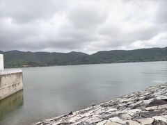 こちらの底原ダムは、石垣島中部を流れる宮良川水系底原川に灌漑のために作られた石垣島最大のダム。
農業用のロックフィルダムとしては日本で最も長い堤なんだそうです。