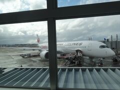 　帰路もちょうど高速バスの減便のタイミングに当たっていて、ゲートを出た時点で35分待ち。ならばと、また10分交代でラウンジタイムにしました。
　ゲート内のラウンジと同じ系列なので、往路でもらったスタンプカードには、はやくもスタンプが２個。この調子なら、夏には10個たまりそうです。
