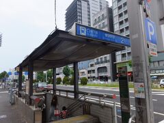 東山線、藤が丘方面に乗車し、3駅め、新栄町で下車します。