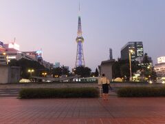 18時過ぎに事務所を出て、宿にチェックイン。栄あたりをぶらぶらと。名古屋のテレビ塔が見えます。暑いです。