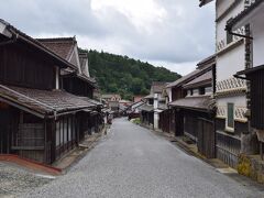 備中高梁駅から吹屋行きのバスに乗ります。

バスの本数はかなり少なく。
10:50、13:50、18:00発の1日3本。
帰りの最終が15:45発なので、10:50のバスに乗りました。

バスに揺られて1時間、吹屋に到着。

すごい素敵！
テンション上がる！
そして人が少ないのもGOOD！

ちなみにココかなり山の中なんです。
山の中にも関わらず、江戸時代で思うとかなり大きな家が並んでいる。
それだけベンガラ産業は栄えていたんでしょう。