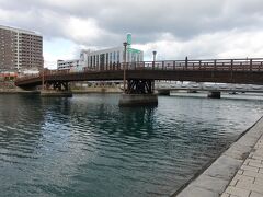 伊能忠敬測量200年記念碑を右に行くと何やら昔風の橋が見えます。
常盤橋という橋でした。
江戸時代には大橋と呼ばれていて九州の基点、東京で言えば日本橋に相当する重要な橋だったそうです。
今の橋は架け替えられて以前の橋とは全く違うそうです。
昔のイメージでデザインしたんだって。

なんかさぁ、こういうのってさぁ、、、、
まぁ、、いっか、、、
次いこ、、、