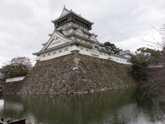 次に小倉城に向かいます。

お城も好きな私ですが小倉城はそれほどそそられません。

なぜな～～ら～～ば～～

