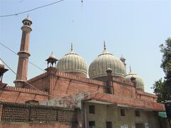 ジャーマー・マスジド
Jama Masjid

三輪車でなんとかこの観光場所までたどり着いた。
内部の写真は禁止。

