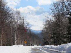 十勝岳連邦に向かっての道なので徐々に標高が高くなります。耳が気圧の変化でツンツンしてきました。前に見えるのは十勝岳です。