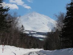 道路はくねくねと曲がるので見える山が変わってきます。今度は美瑛岳が見えてきました。