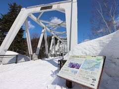 そして、目的地「白ひげの滝」に着きました。駐車スペースが狭いので空いているかどうか不安でしたが、この時季の平日のせいか空いていました（公共駐車場までは少し歩かなければなりません）。案内板があり滝についての詳しい説明も書かれています。