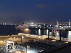 302号室からの夜景。

青くライトアップされた横浜ベイブリッジ。
毎20分～30分、毎50分～正時までの10分間は、主塔の先端部約40メートルを青色に照らす。