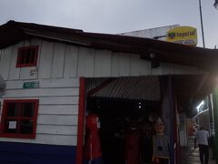 バスターミナルの向かいにある定食屋さん。
朝7時からやっていますが、午前中は炭水化物のみの提供。
個人的にはランチ以降の肉料理が、ダントツでおすすめ。
腹ごしらえをしたら、Av.2を東進します。
