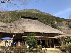 猿滑坂を過ぎると、しばらく歩いて甘酒茶屋。
江戸時代から旅人に愛されてきた茶店ですが、今はこの１軒だけが残っています。