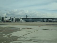 デュッセルドルフ空港到着
ちょっとだけエミレーツの尾翼見える（ ˆ࿀ˆ ）