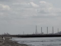 ☆一息つきに、「いなげ海浜公園」を歩いてみよう。

☆なぜなら、美術館のチケットは当日なら何度でも出入り自由だぞ！

☆てな訳で、左遠方に見える市原の煙突群～