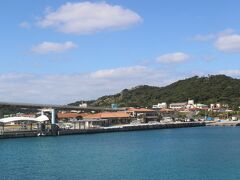 まずフェリーざまみは座間味村の島の１つ、阿嘉島に到着します。