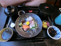 お食事処 まさ　で昼食。県内ナンバーの車だけだったので入るのに少し躊躇しました。地元の人でいっぱいなのが理由がわかります。豪華なお刺身定食