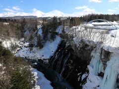 落差30ｍの滝、温泉街、そして遠くには十勝岳連邦。