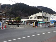 駅前にある西東京バスのバス乗り場兼車庫。
西東京バス自体、地元を走っているので、個人的にはここもやっぱり地元感がある。

建物内には食堂がある。
何度か利用したことがあるけど、ここのそばはおいしいですよ。