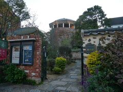 大通り沿いのこちらの素敵な建物は祈りの丘絵本美術館。
