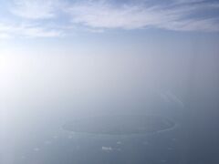 飛行機は着陸態勢に。写真は石垣島と宮古島の間に浮かぶ多良間島。