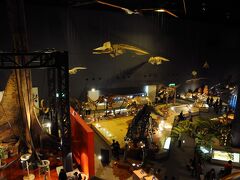 翌朝、起きると外は雨だった。
予定では、大雄山最乗寺を訪れることにしていたのだが、この天気では楽しめそうにもないので、急遽、箱根登山鉄道沿線の途中下車の旅をすることにした。
雨と言うこともあり、まず目を付けたのが入生田駅近くにある『神奈川県立生命の星・地球博物館』。
館内は、思ったよりも広く、展示物も見応えがあり、特に、岩石や鉱物は初めて見るものなどもあり、思ったよりも面白い。