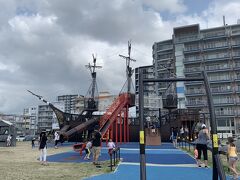 国道58号線は那覇向けも北向けも大渋滞…
そんな時、息子トイレ行きたいコール…
( ´Д`)
なんとかローソンに入ってセーフ～。

もちろん駐車場も満車でしたが、グルグル回って13：30位かな？！なんとか停めれた。
息子がちょっと車酔い…。