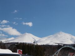 振り返って温泉街の奥は右に美瑛岳、左に美瑛富士です。