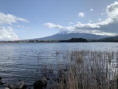 川口湖畔から若干雲の傘を戴いた富士山。
昼過ぎなので、雲はしょうがないですね。