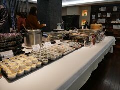 長崎旅行2日目の朝。
朝食付きのプランにしたので朝ご飯はホテルの朝食レストランで。
コロナで様変わりした朝食ビュッフェ。
コロナが広がり始めた時は「ビュッフェはダメ」みたいな雰囲気もあったけど、今は「対策をすれば大丈夫」という雰囲気に変わり始めた気がする。
朝食を定食にしている所よりもビュッフェのままで対策しているホテルの方が多い気がするから、1人づつ配膳するのってやっぱり大変なんだろうなぁ。

この旅行記は↓
https://4travel.jp/travelogue/11682669
の続き。