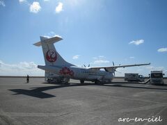 奄美空港で、乗継。
喜界島へは、ATR機。後方から搭乗します。
運よく、ハイビスカスの特別塗装機でした（^^）。