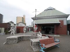 モニュメント「遊遊」と福山市松永はきもの資料館。現在は、こちらの建物だけが入館有料です。