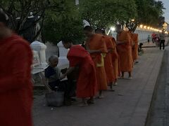 朝５時３０分頃、シーサワンウォン通りのお坊さんたちの托鉢の列です。毎朝５時から６蒔にかけて市内を廻っているようです。足元をよく見ると素足で歩いているのに驚きました。