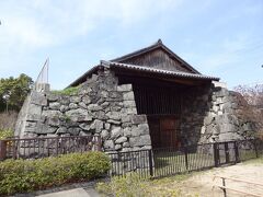 11:05
今から413年前の1608年(慶長13年)、萩城築城後まもなく建てられた藩主の御座船を格納した「旧萩藩御船倉」です。
明治以後の埋め立ての為、今は河岸から離れていますが、往時は松本川(阿武川本流)に面して船が自由に出入りできたそうです。