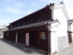 角地に建つ大きな商家「旧山村家住宅」です。

江戸時代後期に建てられた大型の町家で、京都や大阪の豪商によく見られ、この地方では珍しい '表屋造り' という建築方法を用いた美しい白壁の建物となっております。

※表屋造りとは、表屋の店棟と居住棟を前後に分け、この間に玄関庭を設けるという町家の建築形式で、当時もっとも洗練された町家の造りだそうです。