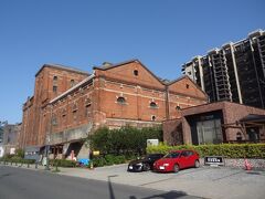 大正2年築のサッポロビール九州工場建物群をを保存利用した'門司赤煉瓦プレイス'です。
保存された建物群は平成19年に国の登録有形文化財に登録されました。