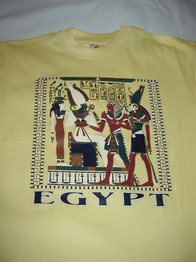 ホテルの売店でお土産のＴシャツ購入。フロントで切手を買って絵葉書も出しました。