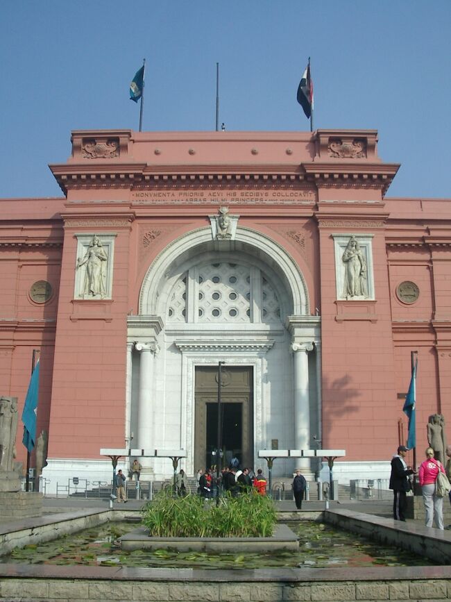 ★エジプト考古学博物館<br />ミイラ・棺・宝石・玉座・装身具そしてかの有名なツタンカーメン王の黄金のマスク等、貴重なコレクションが所狭しと展示されていました。<br />古代エジプトってスゴイなぁ＼(◎o◎)／！とあらためて思いましたね。