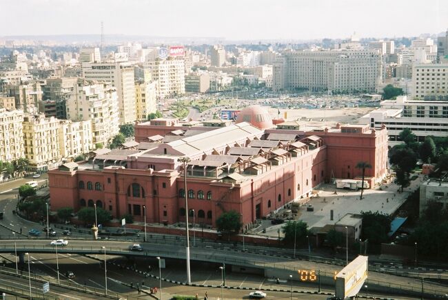 目の前にはエジプト考古学博物館。近い！