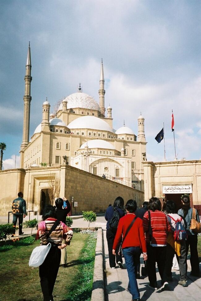 ★モハメド・アリ・モスク<br />巨大なドームは52ｍ、2本のミナレットは84ｍあります。内装と外壁に高い所では11ｍものアラバスター石材が使用されていることから『アラバスター・モスク』との異名を持つこのモスクは1857年に完成しました。