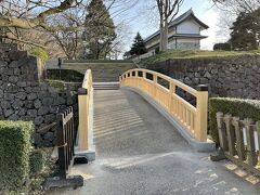 玉泉院丸庭園から階段を上がりきると、いよいよ金沢城が見えてきます。二の丸と本丸を結ぶ右手にある橋が「極楽橋」と呼ばれており、橋を渡ると三十間長屋に辿り着きます。