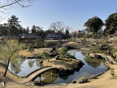 鼠多門をくぐると、目の前に広がるのが玉泉院丸庭園。加賀藩三代藩主の前田利常が作庭し、その後の藩主が手を加えていったと言われている庭園を古絵図などを参考に整備、再現されたもの。

休憩所「玉泉庵」から見渡す庭園もすてきですし、三十間長屋に向かう階段から見下ろす庭園の全体像もすてき。色々なスポットから、写真撮影が楽しめる庭園です。